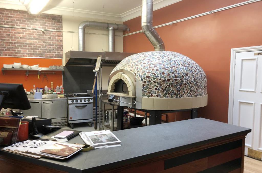 Lot: 84 - VACANT HIGH STREET RESTAURANT - Kitchen serving area and pizza oven